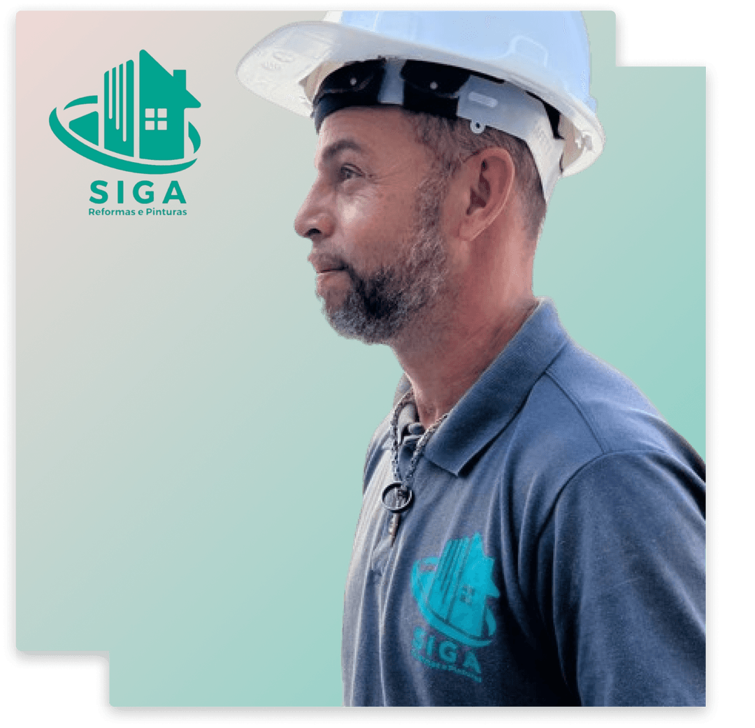 Trabalhador de máscara, cruzando os braços